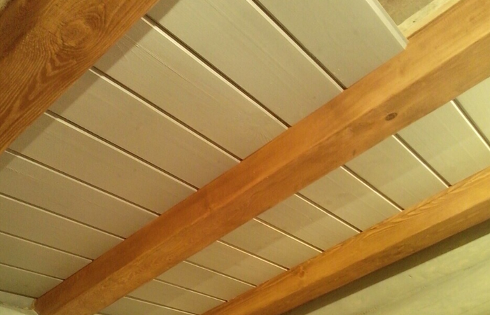 Шлифовка и покраска деревянного дома, потолок